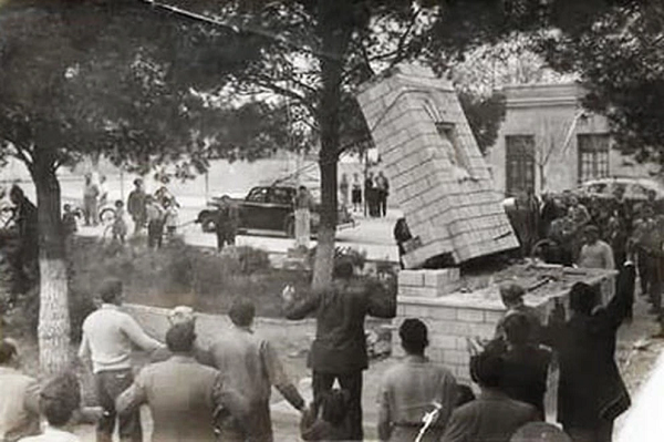 La imagen tiene un atributo ALT vacío; su nombre de archivo es derriban-monumento-a-eva.png